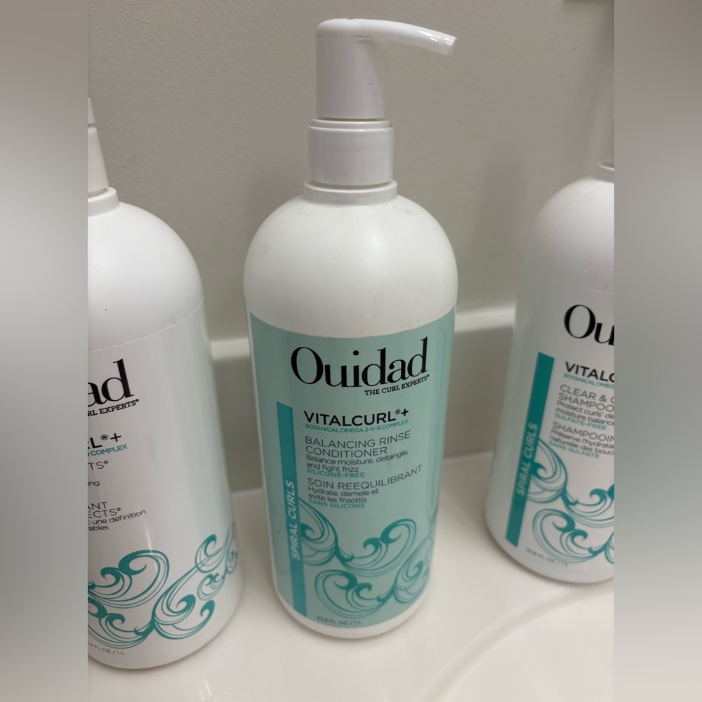 Ouidad VitalCurl+ Balancing Rinse Conditioner - White and Teal